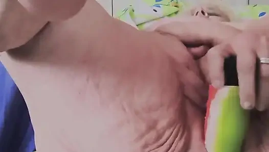 Muschi wird gehämmert, ohne zu verwöhnen