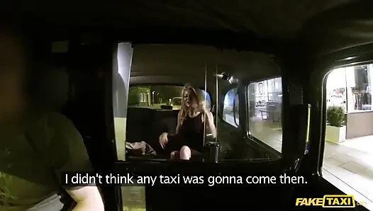 Fake Taxi - eine wunderschöne blondine bietet ihren fitten körper fÃ1/4r taxifahrerin vergnügen und tittenfick an
