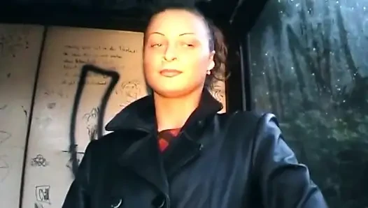 Брюнетка трахает пальцами волосатую киску игрушкой в любительском видео