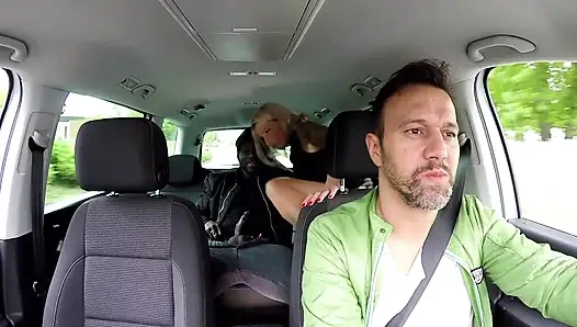 Çarpıcı dövmeli sarışın açık havada büyük siyah yarakla sikiliyor