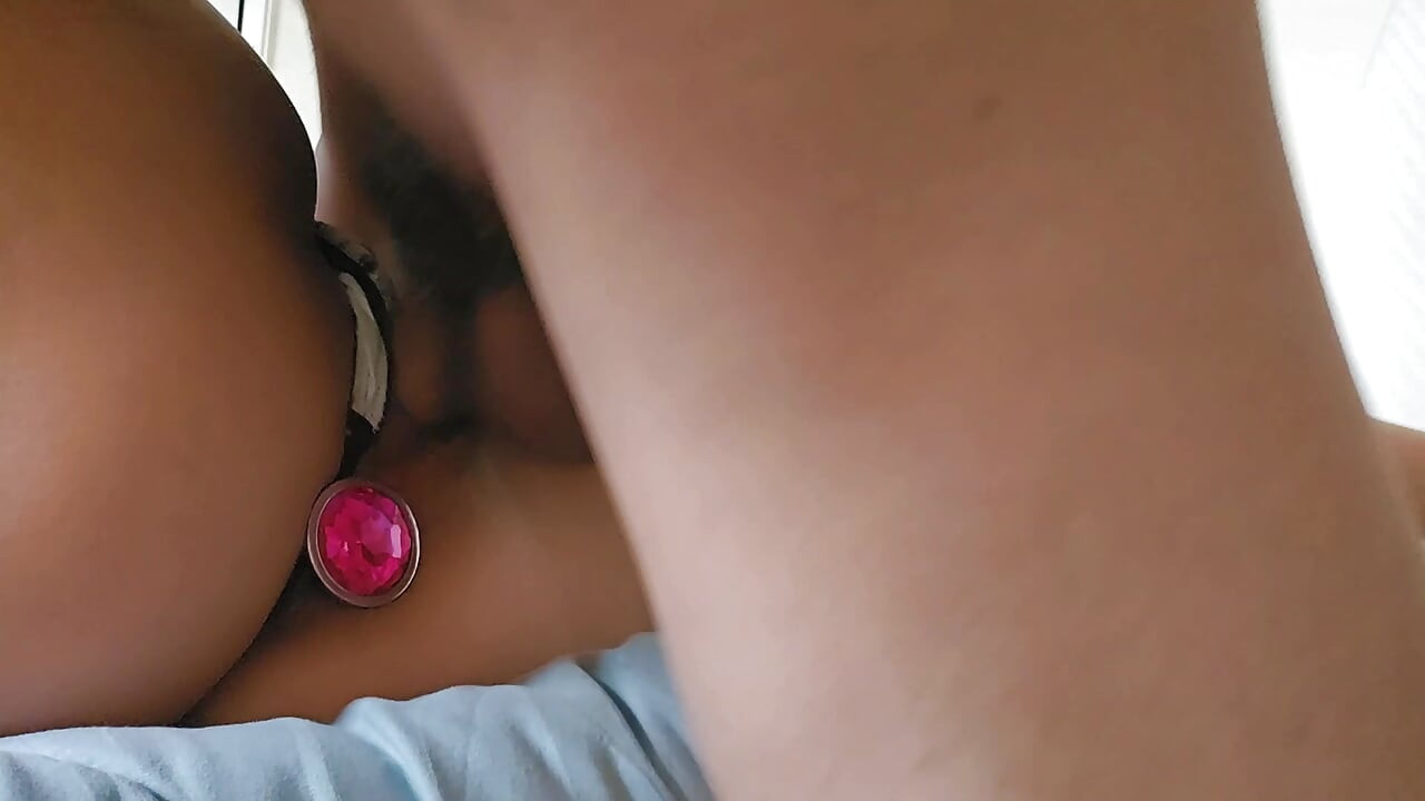 Scar baise le visage de Jasmine et lui sert un creampie !