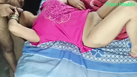 Göt amcık sikiyor yarak emiyor göğüslerini emiyor memeden süt emiyor ve domaltarak yarağa oturuyor ve doğrudan Hintçe seste yatıyor