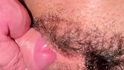 Возбужденный член трется и трахает мою большую волосатую киску с писсингом и камшотом