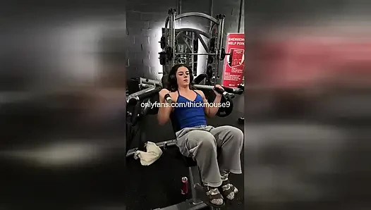 Ups im Fitnessstudio: Kaum legal versehentlich die muschi des mädchens während des trainings bloßzustellen!