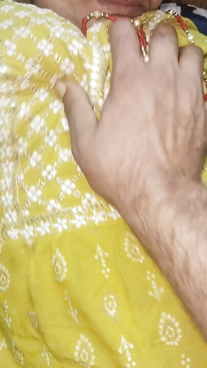 Radha la bhabhi desi se fait baiser par son beau-frère à la maison