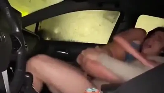 Italienisches model liebt es, im auto gefickt zu werden