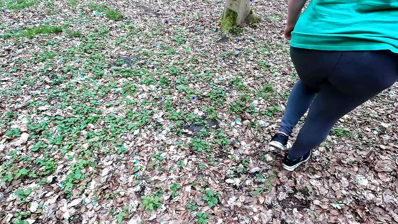 Punindo seus peitos atrás da cabana