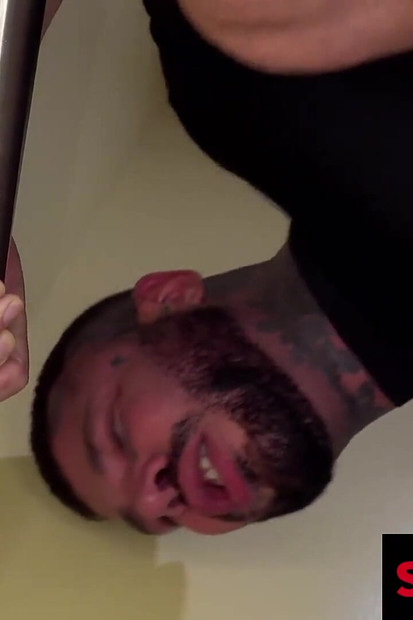 Nadržená Jkab Ethan Dale si užívá připojení na veřejné toaletě