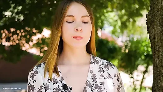 Evgeniya raucht stark 120mm zigarette