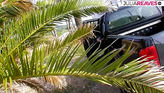 Блондинка давится массивным членом, затем скачет на нем до камшота