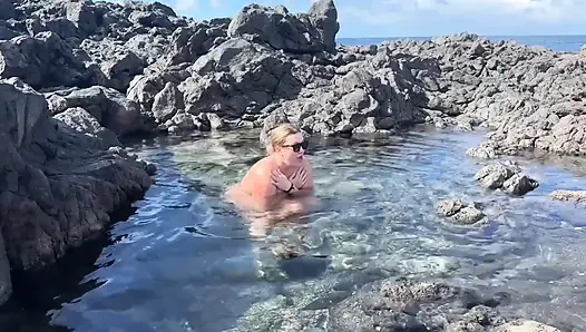 Çıplak kız açık havada doğal havuzda çıplak yüziyor