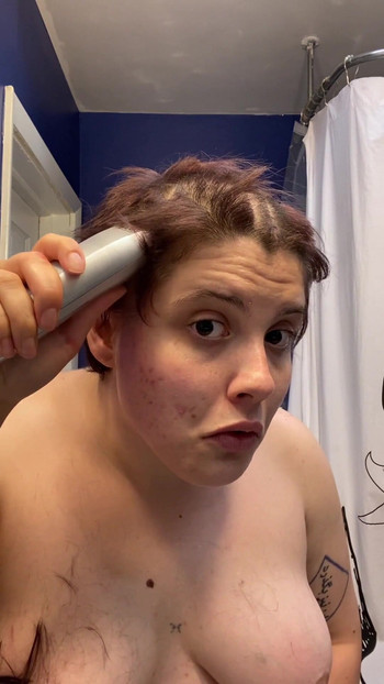 Detik ikonik dari "pelacur tanpa rambut - Kepala Fetish Amatur Adama Daat dan Brow Shave"