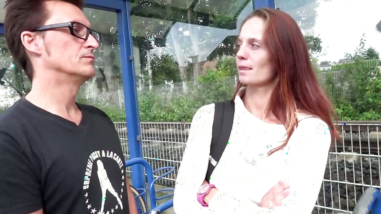 Dövmeli seksi minyon yatak odasında parmaklıyor