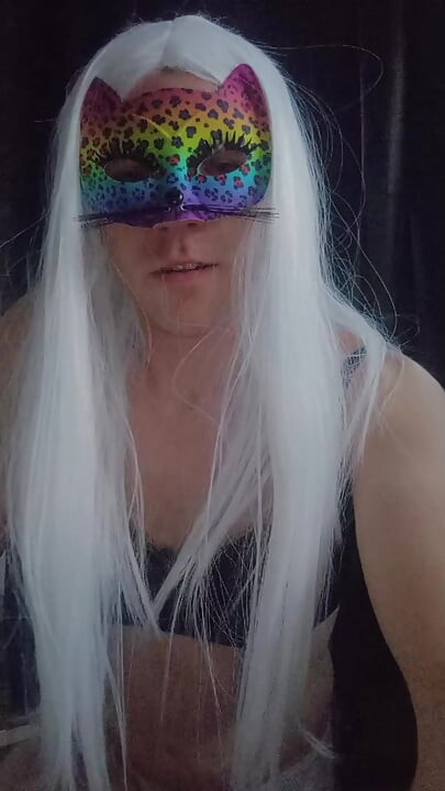 Junger transvestit, dessous und spielzeug