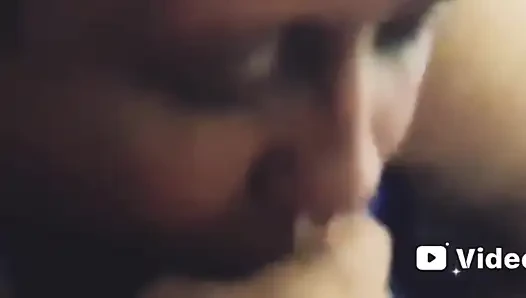 Boğazını dolduruyor!