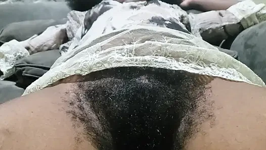 Amcık yakın çekim baştan çıkarıcı poz verme ile dolu vahşi bir özel fantezi sunuyor