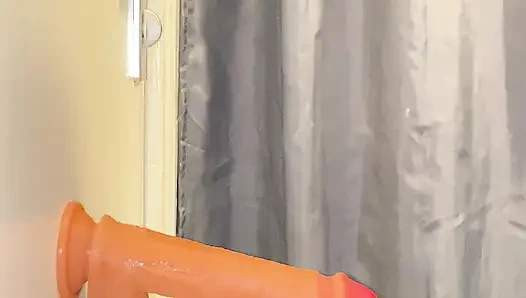 Dildo ile kendini sikiyor