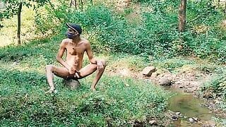 Sexy ragazzo indiano del college si masturba all'aperto