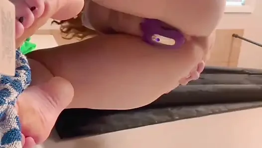 Cewek sange ini lagi asik muasin memeknya pakai mainan seks sampai muncrat berkali-berkali