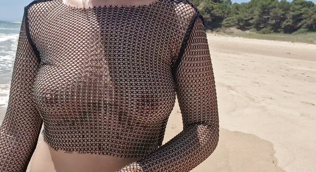 نمایش سینه و کس در ساحل