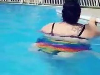 Yüzme havuzunda şişman götlü Latina