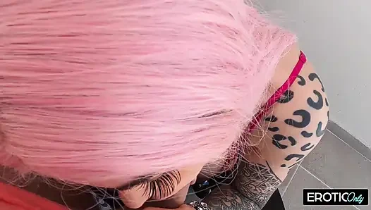 Чика делает минет твёрдому члену немецкого дедушки