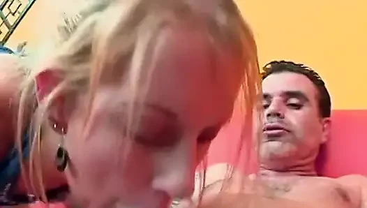 Latin adam şımarık memeli sulu sarışının götlerini bölüyor