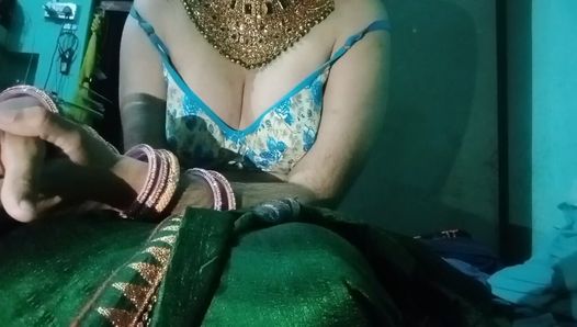 Indiana gay crossdresser Gaurisissy pressionando seus peitos com tanta força em um sari verde