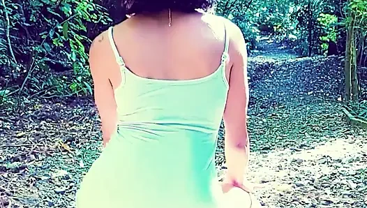 Wyld yasmin si eksibisualis cantik wyld yasmin suka pamer memek dan pantatnya di depan umum