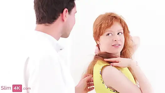 Kızıl saçlı kız yeni bir masaj deniyor