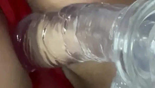 Новая игрушка соблазняет ее мокрую киску