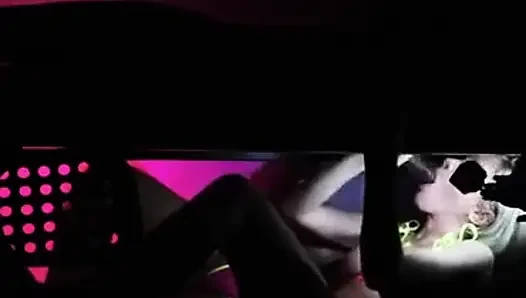 Krystal и Kyla работают в паре с большим черным членом за доильный стол за кулисами