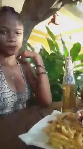 Sexig svart tjej gör selfies.mp4