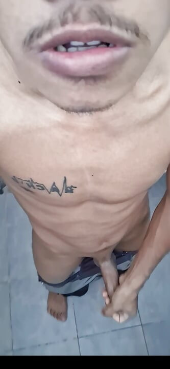 Aku memulai pagiku dengan muasin penisku dulu.