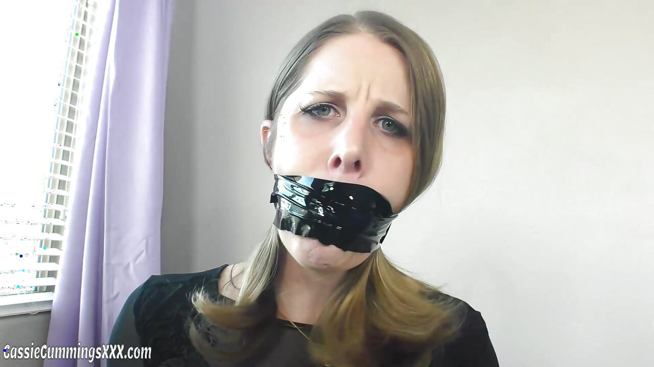 Cassie의 BDSM 개그 시도 및 이야기