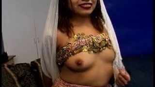 Indische babe krijgt haar kutje geneukt