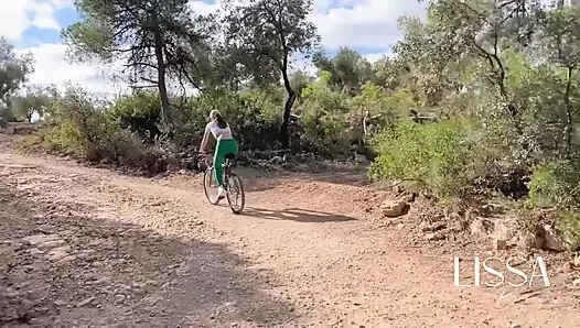 Ormanın ortasında bisiklet yolculuğu çok iyi bitiyor