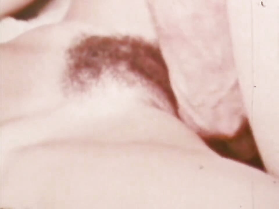 युवा काले बाल वाली हिप्पी बूढ़े आदमी के साथ चुदाई करती है