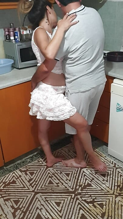 Türk çift mutfakta flört ediyor.