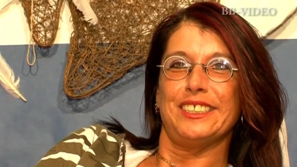 Milf ready with her legs open to be filmed while she gets turned on with her favorite sex toy