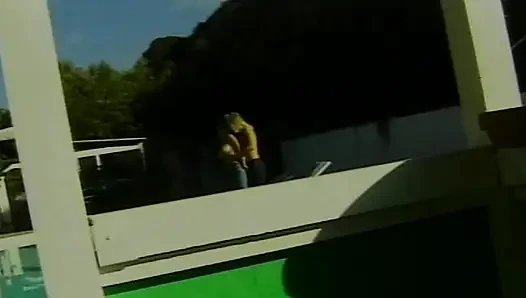 Миниатюрные блондинки-лесбиянки развлекаются у бассейна