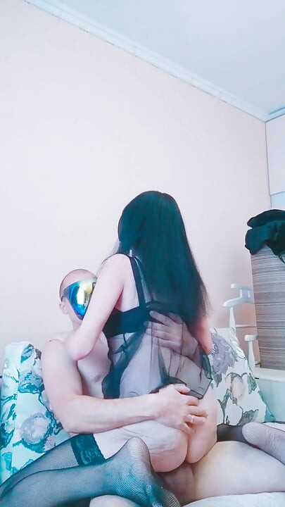 Egy szexi, érett és vékony modell kipróbálja magát a pornóban