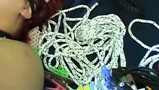 Kızıl saçlı orta yaşlı seksi kadın bağlı ve sapık sahnelerde kullanılıyor
