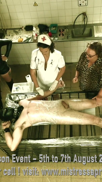 Detik tidak dapat dilupakan dari "Dominatrix Mistress April - acara gerudi Penjara Bunker Tentera"