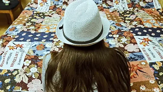 Amateur-schwanzlutschen und harter doggystyle von dem mädchen in einem hut