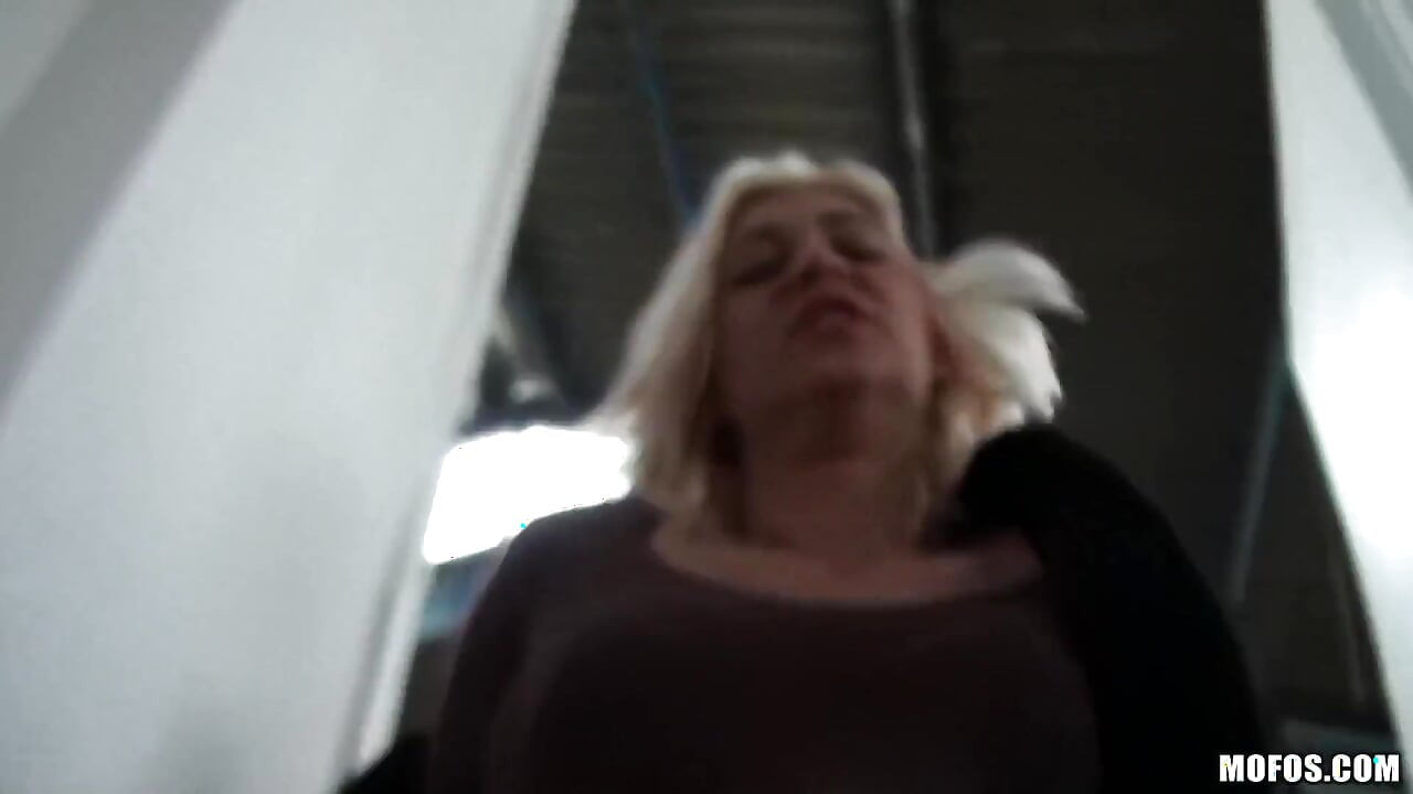 Public Pickups - quente loira amadora Linda Ray fode por alguns gastando dinheiro