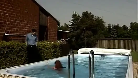 Diese stilvolle dame aus deutschland wurde auf einer poolparty gefickt