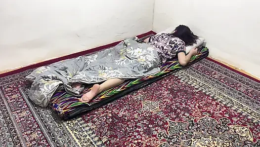 Pacarku lagi berbaring sambil menungguku