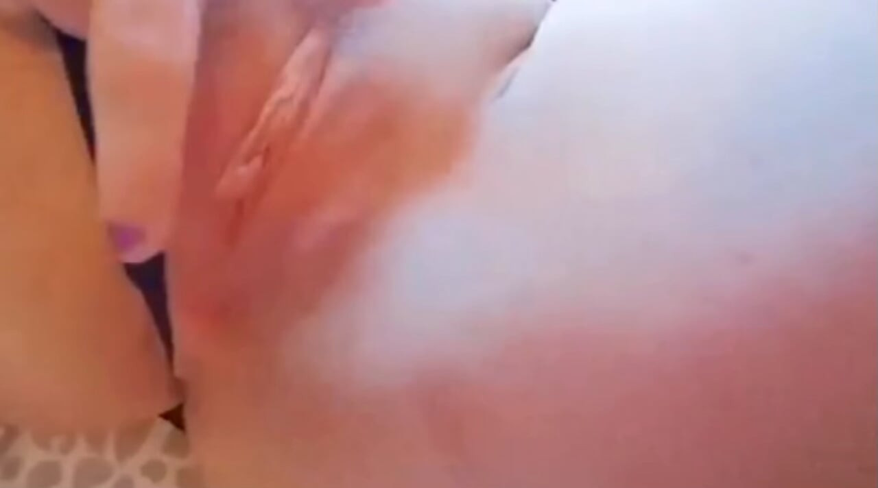 Nussin itseäni 18-vuotiaan piian rintaliiveissä ja pikkuhousuissa ja lähetin videon hänelle sähköpostitse