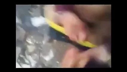 Açık havada emiyor ve sikişiyor